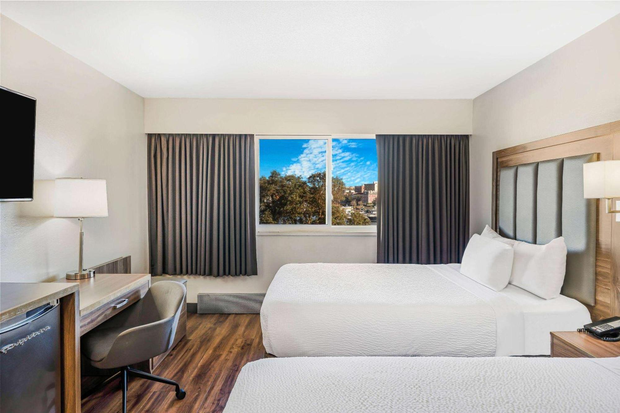 Hotel Days By Wyndham On The Harbour Victoria